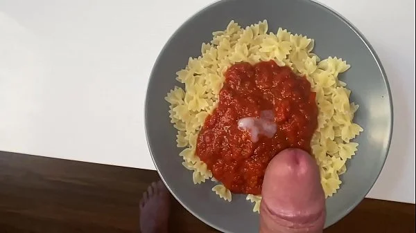 JE MANGE LES PATES AU SPERME DE MON HOMME ET J'ADORE CA !