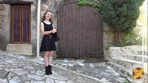 Amandine, jeune coquine, en trio avec sa copine Marie