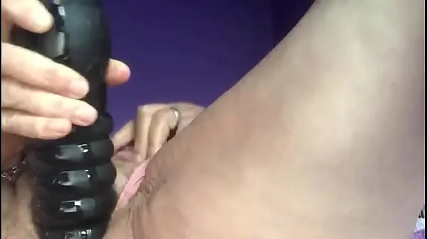 Oma neukt kut met grote dildo