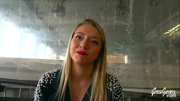 Ashley, jolie blonde, a besoin d'une bite bien dure dans la chatte
