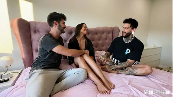 Francesa gostosa em sua primeira vez fodendo com dois homens | Dupla Penetração