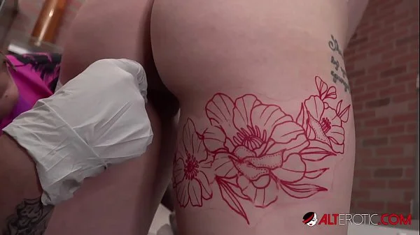 Arielle Aquinas touches her pussy while being tattooed