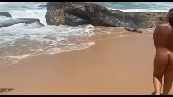 Pagando minha corrida no carro até chegar na praia de nudismo e a noite ainda enfiei o dedo no cu gostoso na chamada