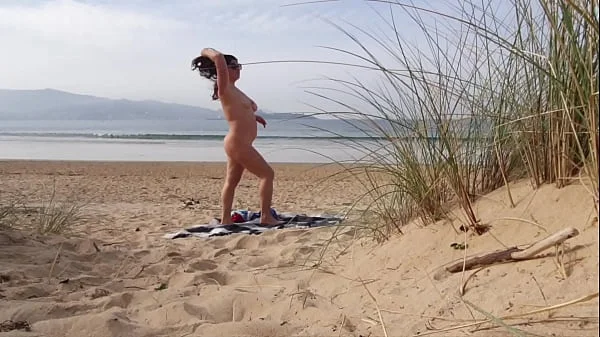 I filmed a curvy MILF changing clothes and doing Exercises on the Beach