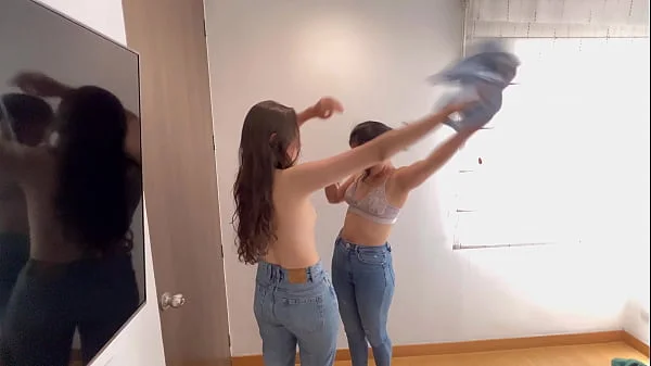 Cumplo mi fetiche de tener sexo lésbico con jeans.