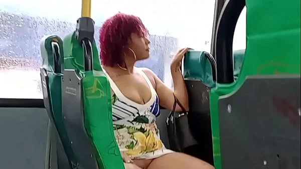 Me exibi dentro do ônibus e o corno melou a cueca