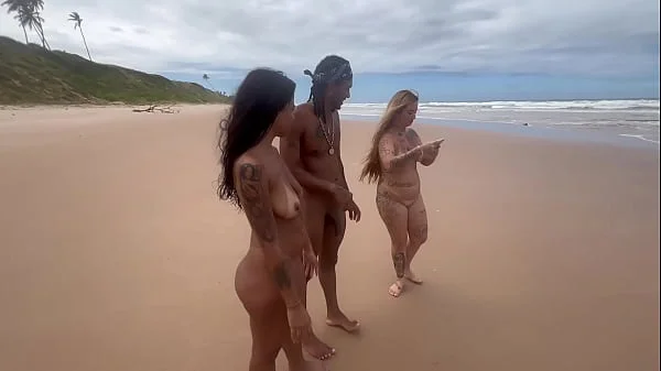 Fui na praia de nudismo tomar banho de mar e acabei tomando banho de porra