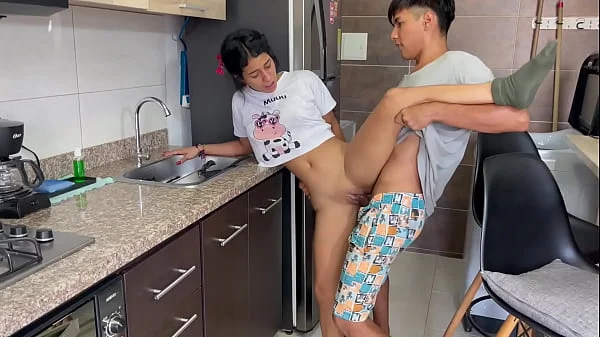 Mi hermanastra esta insegura de su sexualidad la pongo cachonda y me la follo en la cocina.