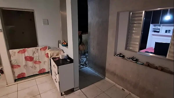 Pegadinha com minha esposa de olhos vendados deixei meu amigo tomar meu lugar para foder minha esposa