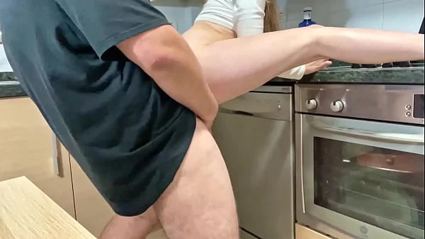 La chica  que limpia en casa me pone caliente con sus jeans , la follo duro como le gustan a esa edad