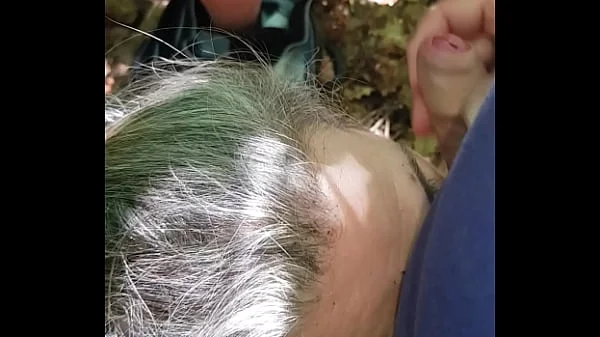 Esclave F dogging en forêt