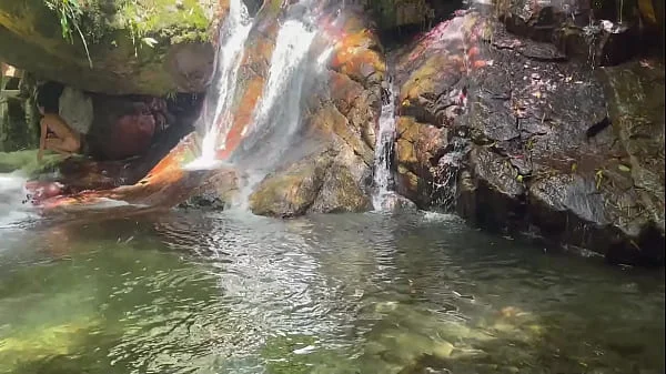 Me masturbo viendo a chica desconocida mientras se baña en el lago y termino follandola duro y corriéndome en su culo.