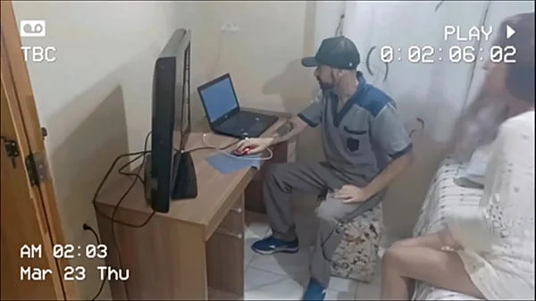 Novinha sozinha em casa recebe o manutencista tarado! Câmera escondida