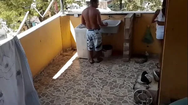 Enteada que estava lavando roupa foi Surpreendida pelo padrasto pervertido que botou ela para chutar seu pênis fuder de quatro.