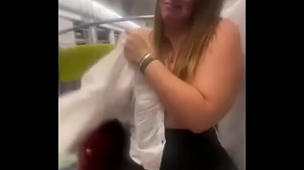 Une française se déshabille dans le RER b