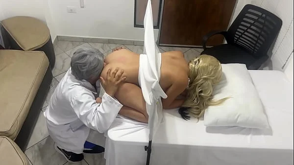 Hermosa Mujer Se Viene a Chorros en su Consulta Con el Ginecólogo No Pudo Aguantar las Técnicas del Doctor Pervertido