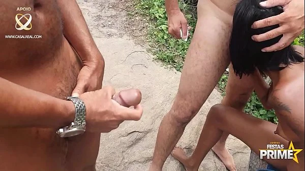 Gangbang com Novinha Leona Senna Perdida em Praia no Meio do Mato Tirando Leites de Velhos e estranhos ( Completo no Red)