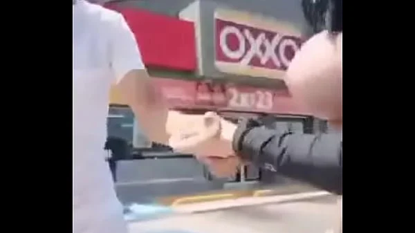 Novinha tarada em público