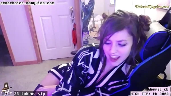 Skinny streamer flashing tits and ass on webcam