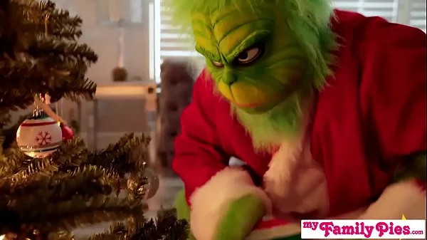 This Is The Worst Christmas Ever! Cindy Lou Saves Christmas For Step Bro