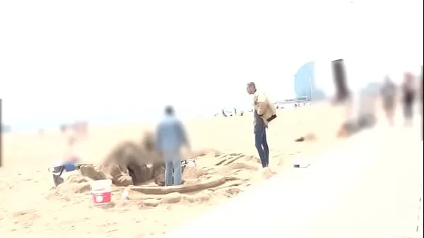 He proves he can pick any girl at the Barcelona beach