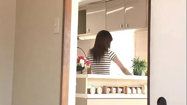 https://bit.ly/3lKPvkf ぷっくり膨らんだ肉厚マ○コのマン筋を無防備に晒す友人の彼女に興奮した僕は… パート1.ピタっとした薄手の生地のタイツが股間にくい込んで筋ってる！