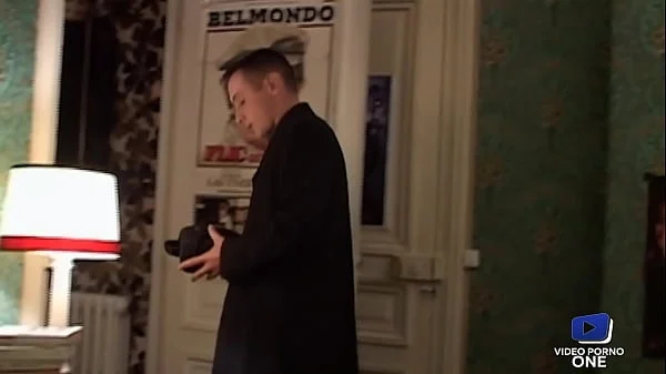 Alex, blonde nymphomane, ramène un jeune homme à grosse bite