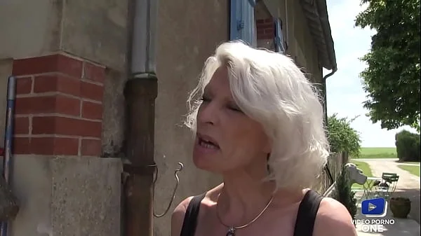 Cougar vicieuse regarde son mec baiser la bonne