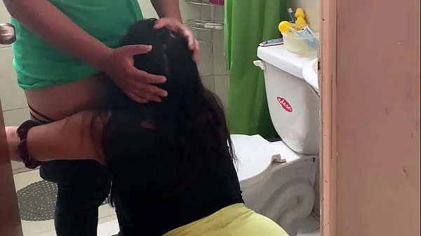 Le agarro las nalgas a mi primastra en el baño la invito a jugar disfruto mucho su culo redondo