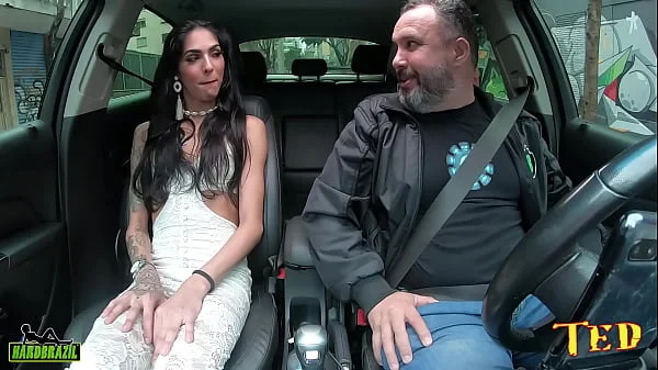 Gaby Angel a novinha trans entra na carona e brinca com a Neca pelada no carro