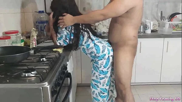 Hijastra Caliente se deja Follar con su Padrastro en la Cocina cuando su mama No Esta en casa