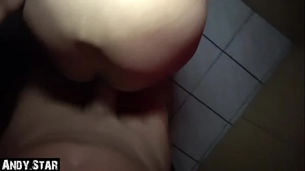 Freundin lutscht fremde Schwänze am Gloryhole und bekommt Creampie