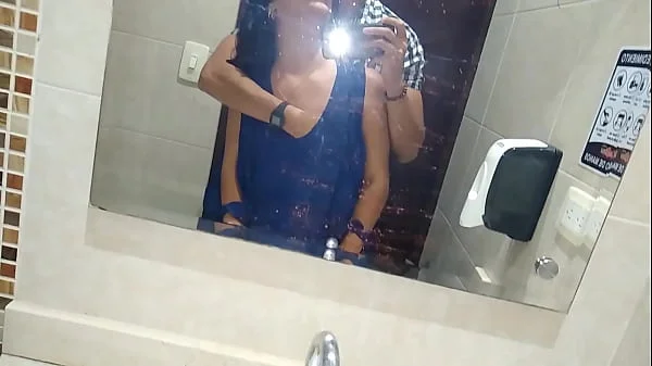 Nos escapamos al baño del bar para terminar en un rapidito