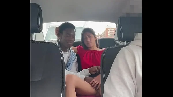 Camara oculta graba a una pareja de jovenes follando en un taxi