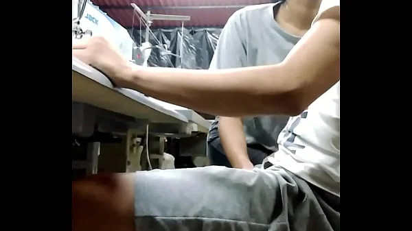 Que miedo me da poner a chupar a mi compañera de trabajo. Mira el video completo y deja tu comentario.