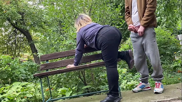 Cum on big ass MILF in jeans in the park